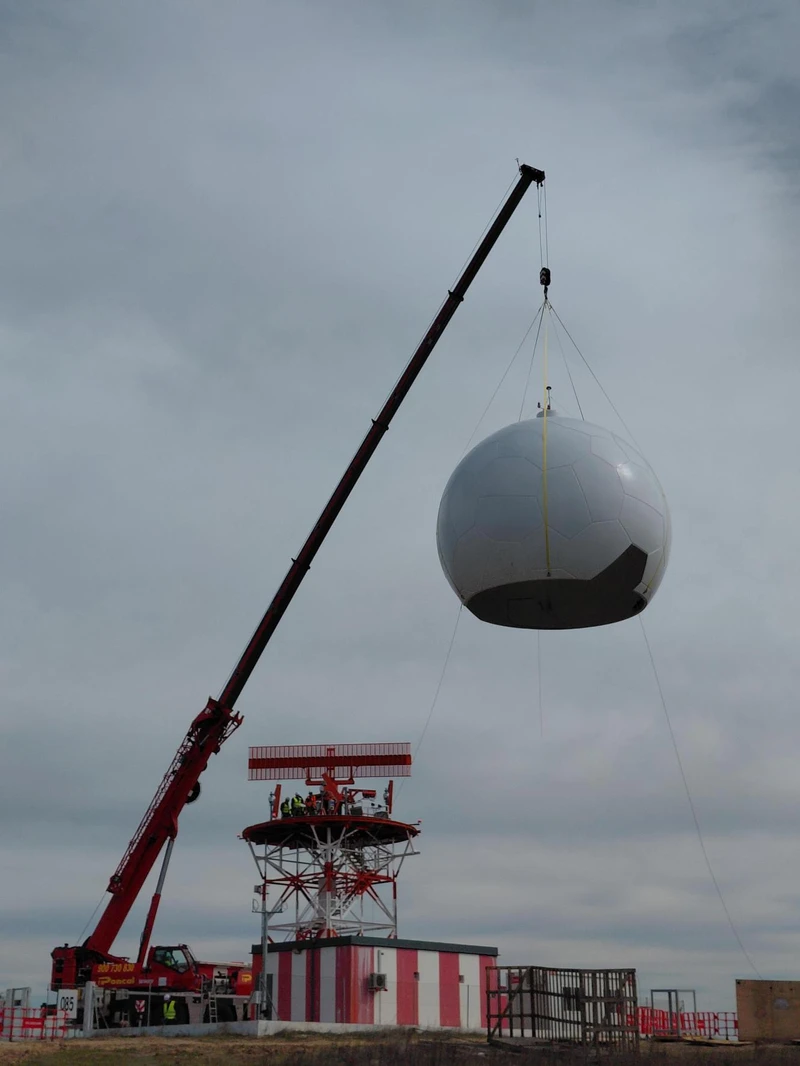 Momento del izado de la esfera proyectora en el radar de Enaire en Barajas. Foto: Enaire